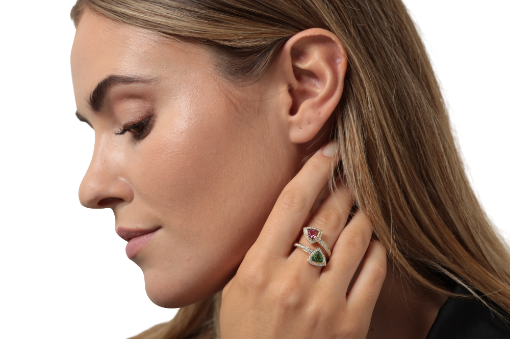 Tsavorite and spinel crossover ring
