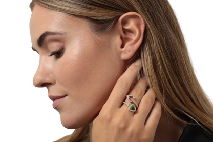 Tsavorite and spinel crossover ring